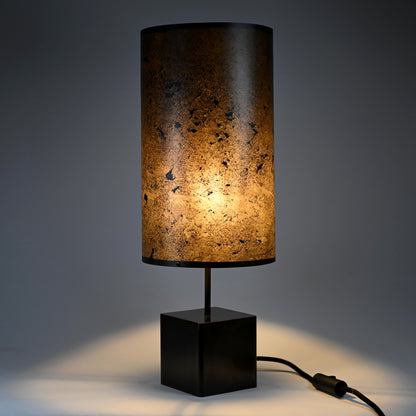 Lampe à poser Halley Aura complète montrant l'harmonie entre l'acier patiné noir et l'ardoise gris anthracite