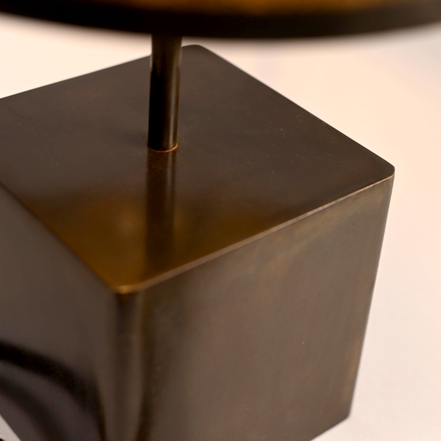 Détail de la patine noire brune du cube en acier de la lampe Halley Aura