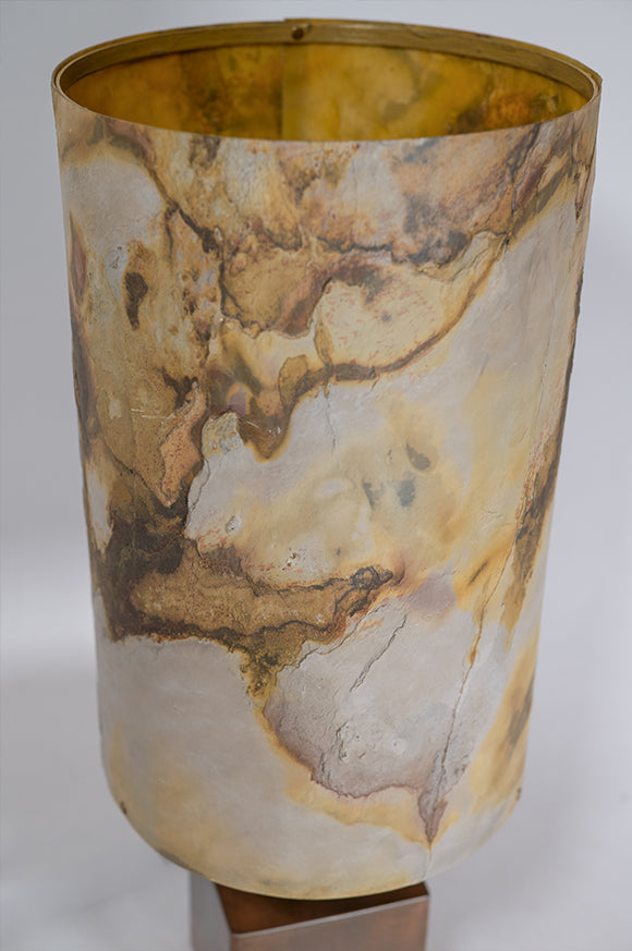 detail de l'abat-jour de la lampe en acier cuivré et ardoise pierre de lune Halley Aura