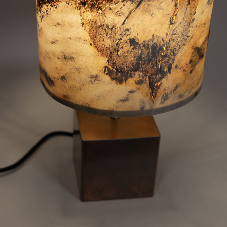 detail de  la lampe en acier cuivré et ardoise pierre de lune allumée Atelier Maus