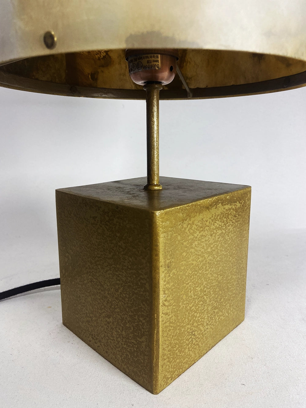 Détail de Lampe à poser Halley  – abat-jour ardoise pierre de lune et poudre de laiton, socle cube laiton – Atelier Maus
