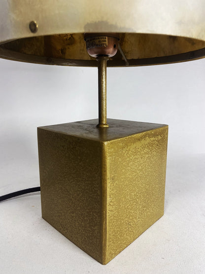 Détail de Lampe à poser Halley  – abat-jour ardoise pierre de lune et poudre de laiton, socle cube laiton – Atelier Maus
