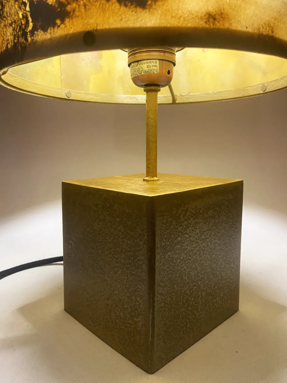 Détail de Lampe à poser Halley allumée – abat-jour ardoise pierre de lune et poudre de laiton, socle cube laiton – Atelier Maus
