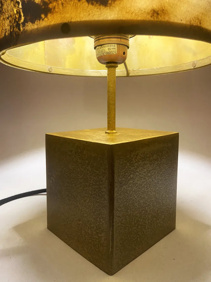 Détail de Lampe à poser Halley allumée – abat-jour ardoise pierre de lune et poudre de laiton, socle cube laiton – Atelier Maus
