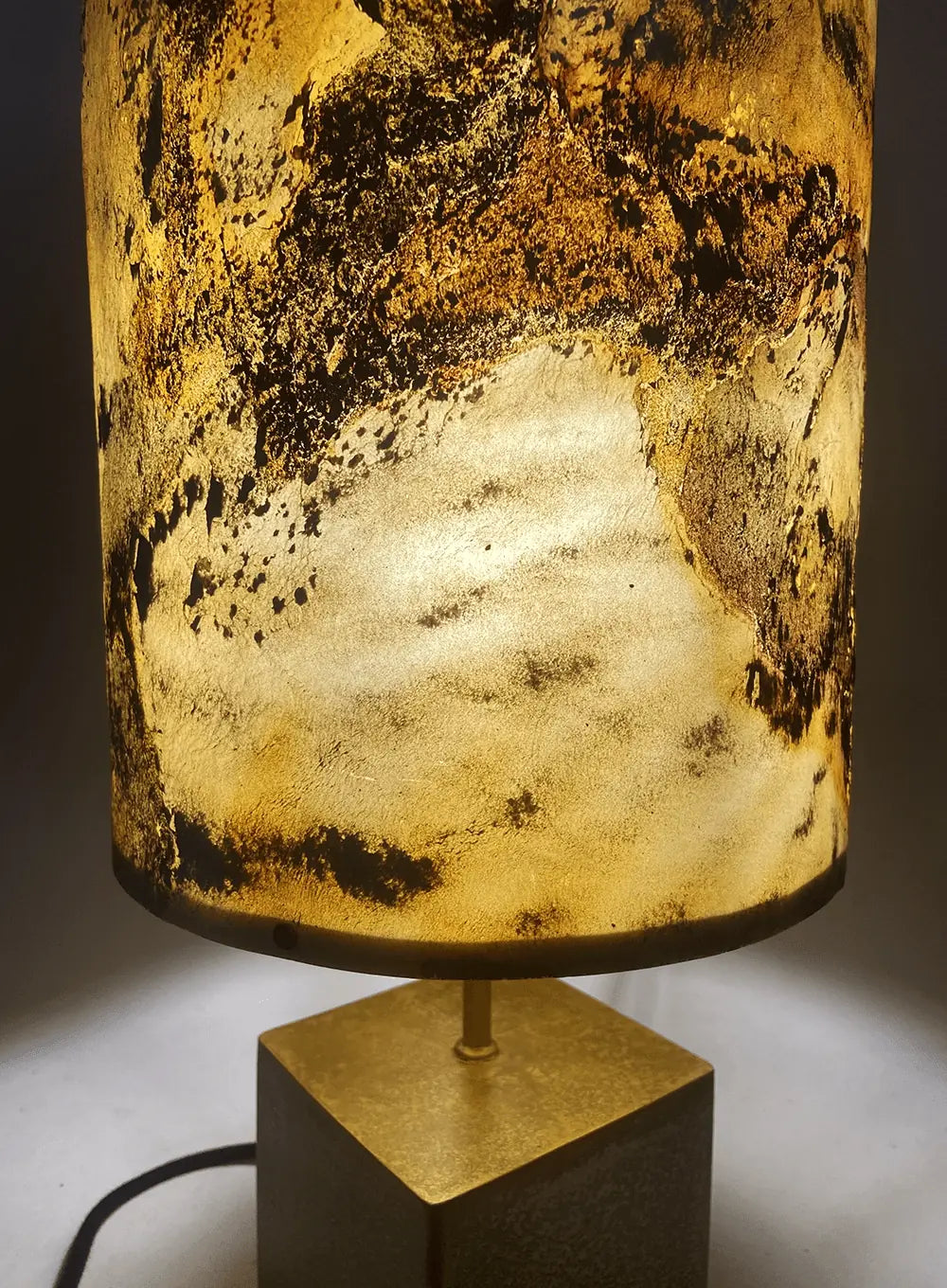 Lampe à poser Halley allumée – abat-jour ardoise pierre de lune et poudre de laiton, socle cube laiton – Atelier Maus
Vue de dessus
