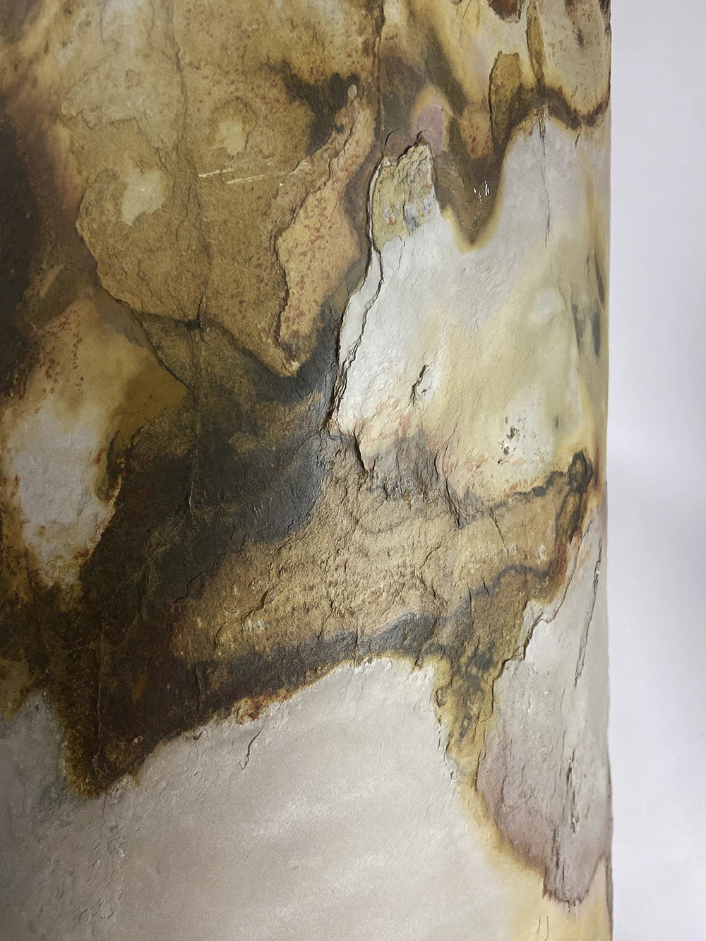 Détail de Lampe à poser Halley allumée – abat-jour ardoise pierre de lune  – Atelier Maus

