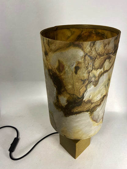 Lampe à poser Halley  – abat-jour ardoise pierre de lune et poudre de laiton, socle cube laiton – Atelier Maus
