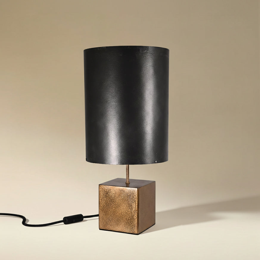 Lampe à poser Halley Nova avec piètement en acier poudre de bronze et abat-jour en feuille d'ardoise