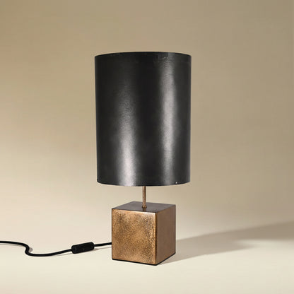 Lampe à poser Halley Nova avec piètement en acier poudre de bronze et abat-jour en feuille d'ardoise