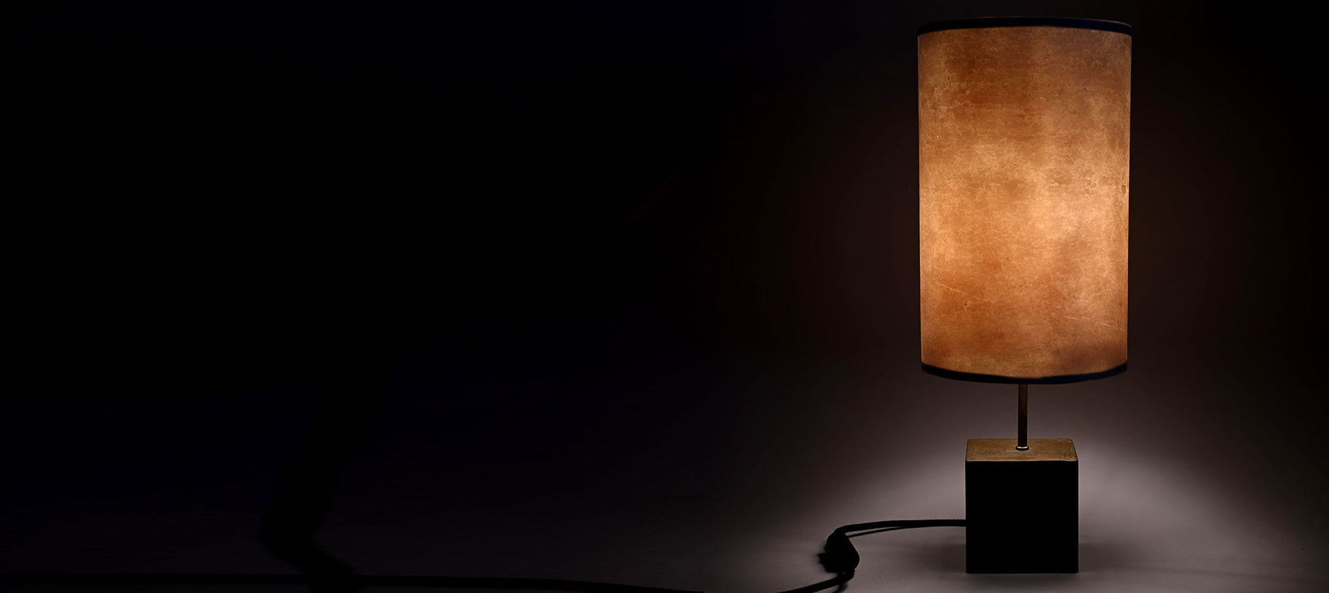 Lampe sur pied . abat jour en feuille de mica blanc