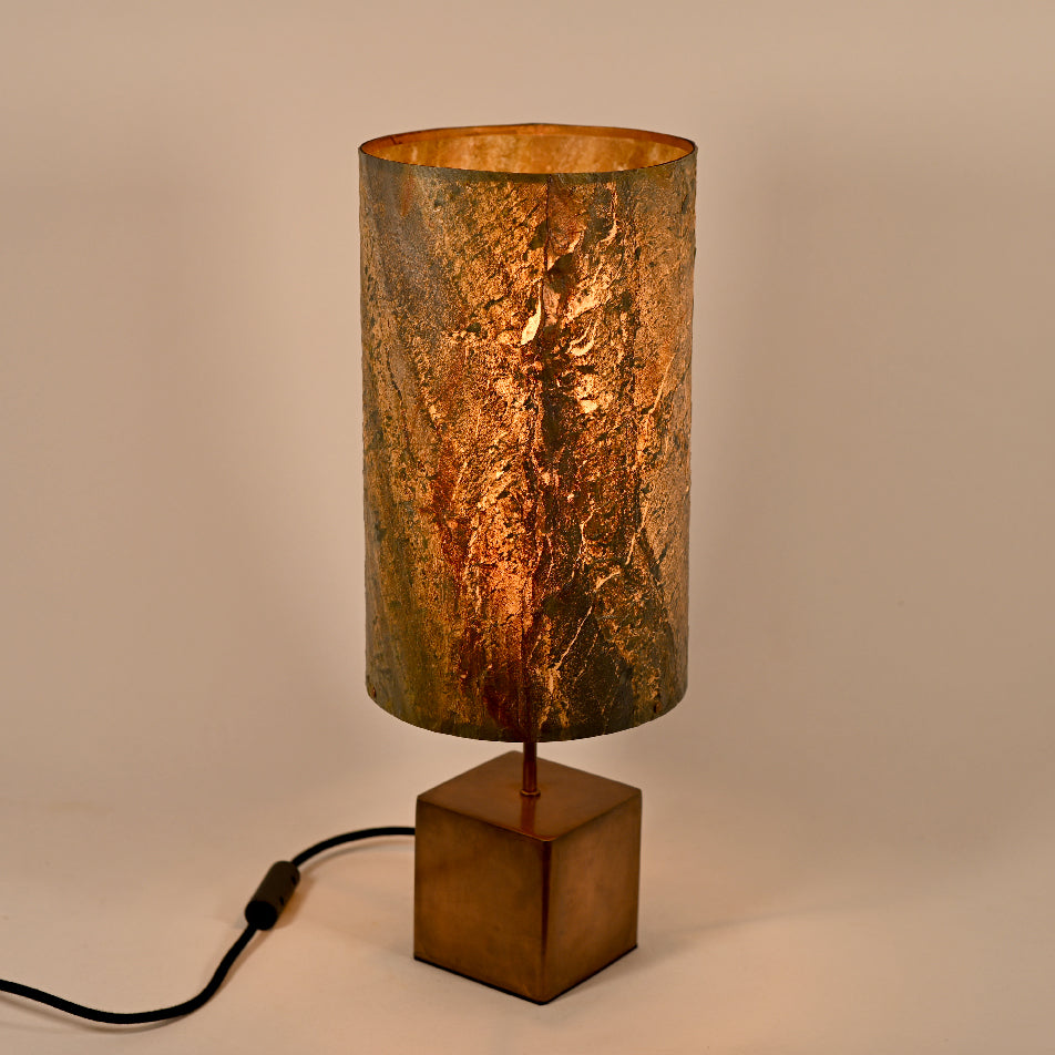 Lampe à poser Halley Aura avec piètement en acier cuivré et abat-jour en mica burning forest aux reflets colorés