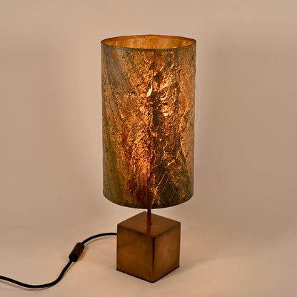 Lampe à poser Halley Aura avec piètement en acier cuivré et abat-jour en mica burning forest aux reflets colorés