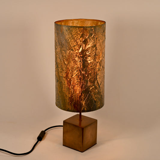 Lampe à poser Halley Aura avec piètement en acier cuivré et abat-jour en mica burning forest aux reflets colorés