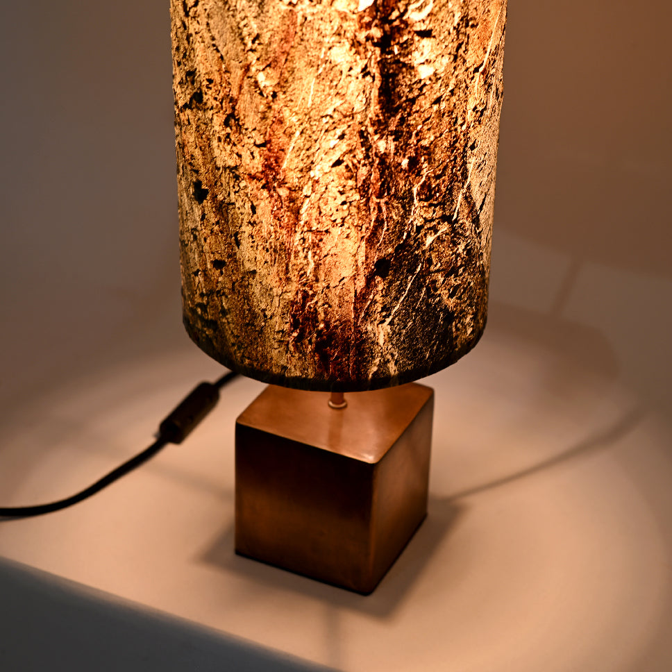 Vue rapprochée de l'abat-jour en feuille de mica burning forest avec reflets irisés rouge, bleu et jaune