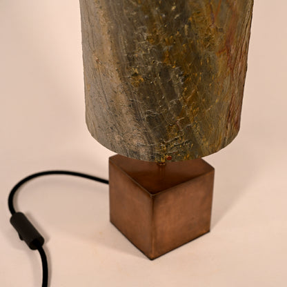 Détail du piètement en acier patiné cuivré de la lampe Halley Aura, fabrication artisanale française