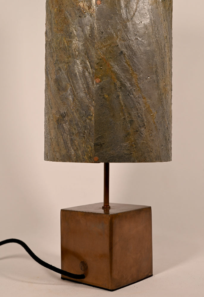 Vue arriere de la lampe à poser Halley Aura 58 cm, acier cuivré et mica naturel Atelier Maus
