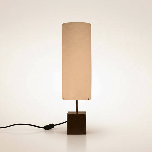 Lampe à poser Halley Halo avec cube en acier cuivré vernis brillant et abat-jour en feuille de mica blanc, hauteur 56 cm