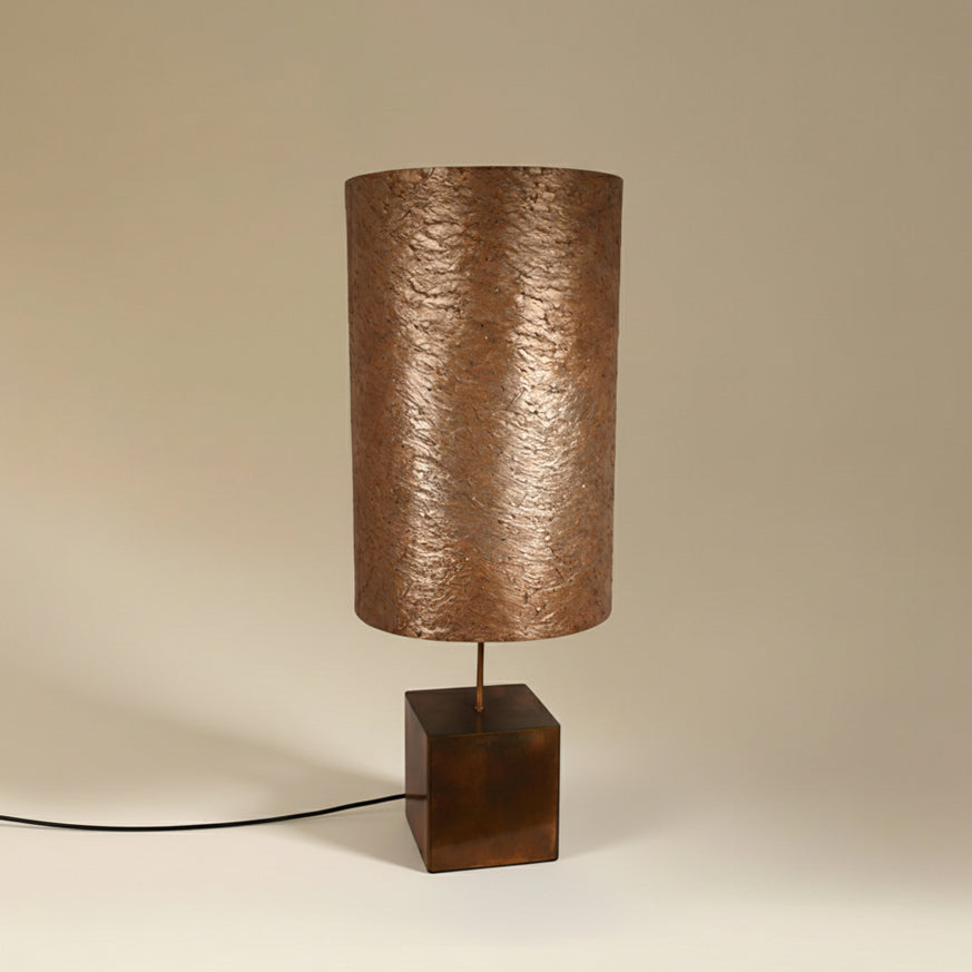 Lampe à poser Halley Aura avec piètement en acier cuivré et abat-jour en feuille de mica cuivré, hauteur 59 cm