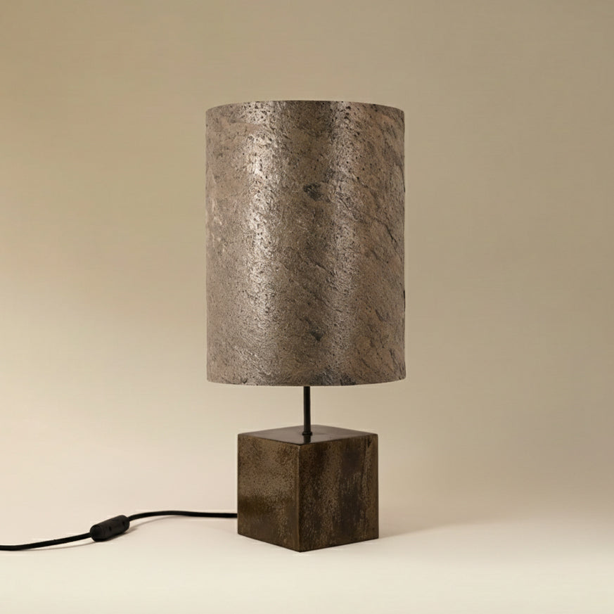Lampe à poser Halley Aura avec piètement en acier patiné noir et brun, abat-jour en feuille de mica argenté