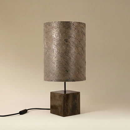 Lampe à poser Halley Aura avec piètement en acier patiné noir et brun, abat-jour en feuille de mica argenté
