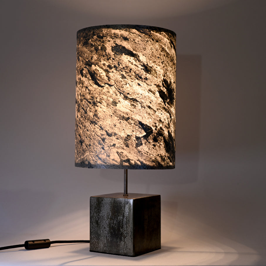 Lampe Halley Aura patine noire et mica argenté allumée