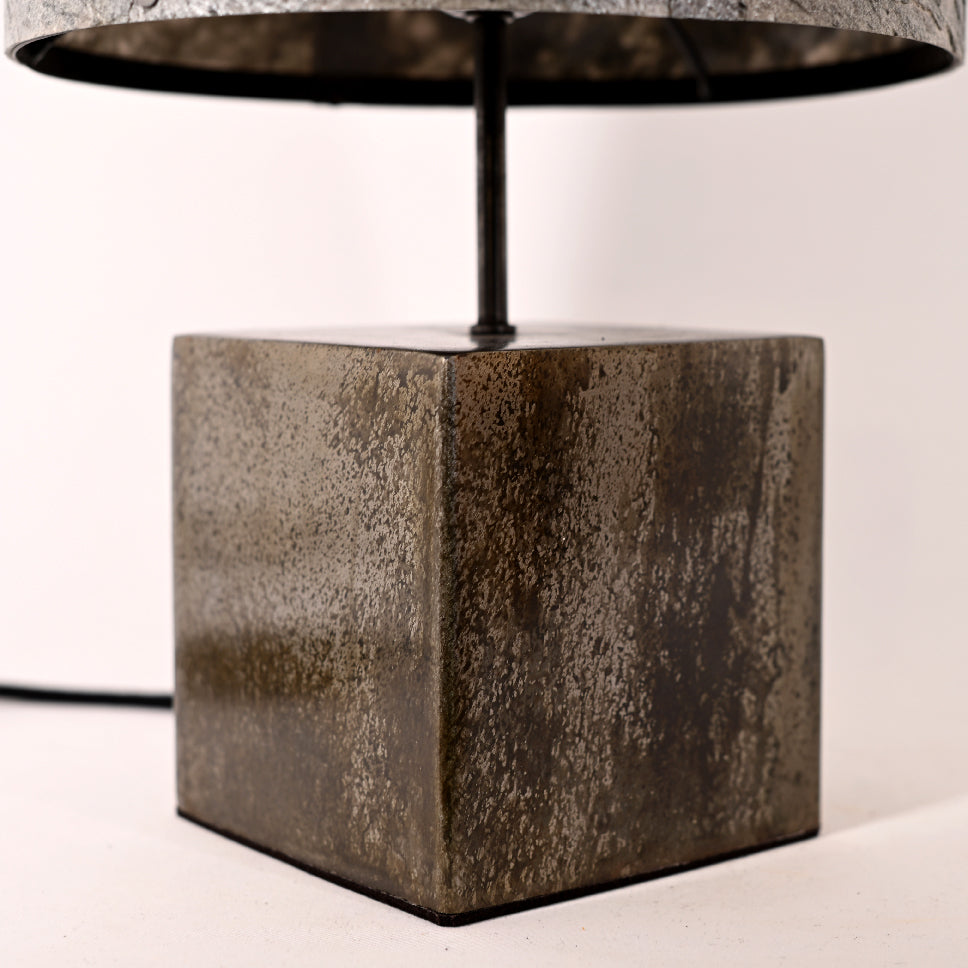 Détail de la lampe Halley Aura - finition noire mouchetée artisanale