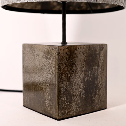 Détail de la lampe Halley Aura - finition noire mouchetée artisanale