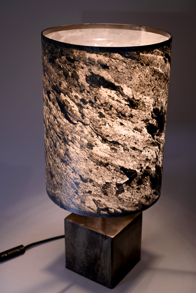 Vue rapprochée lampe Halley Aura - abat-jour mica argenté et piètement patiné noir brun