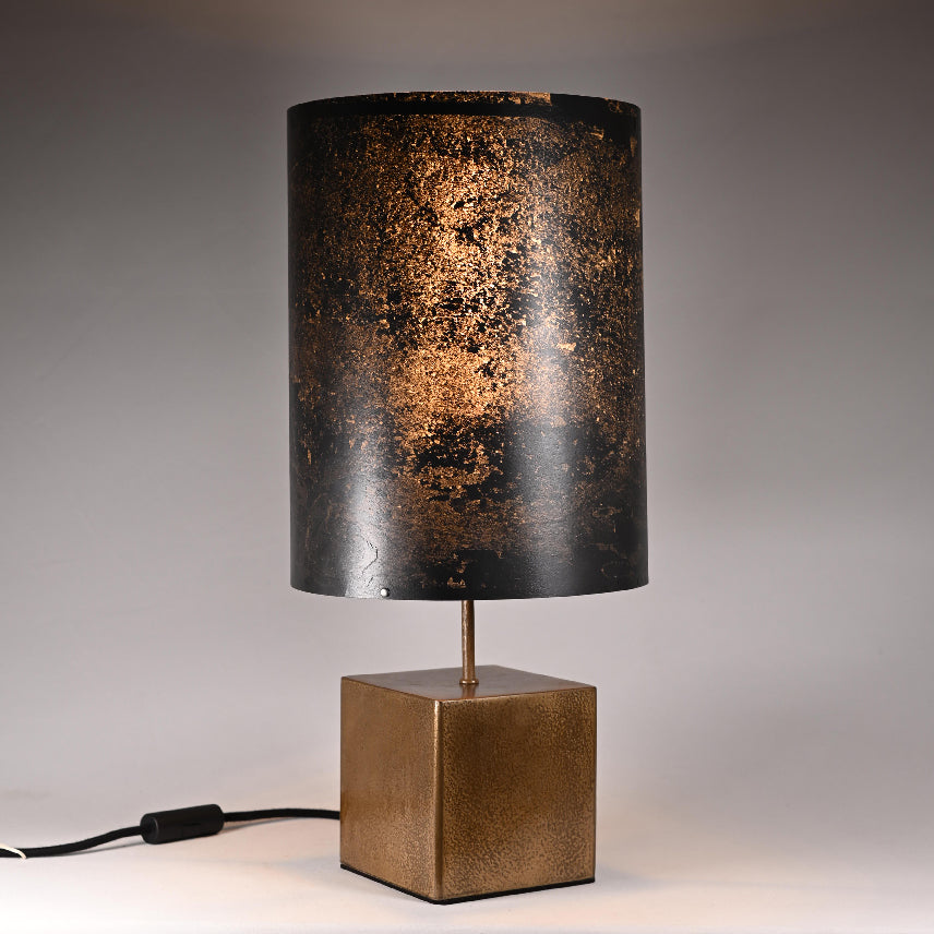 Lampe Halley Nova poudre de bronze et ardoise dans un intérieur contemporain