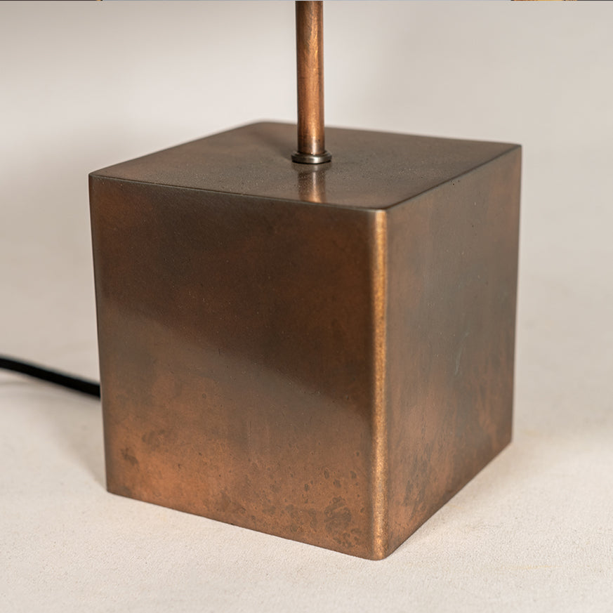 detail du pied de la lampe en acier cuivré et ardoise pierre de lune 