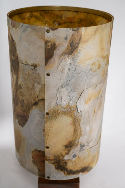 vue arriere de l'abat-jour de la  lampe en acier cuivré et ardoise pierre de lune allumée Atelier Maus