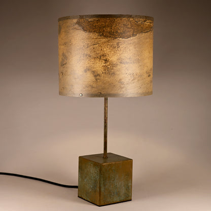 Lampe à poser Képler Halo avec piètement en laiton patiné vert de gris et abat-jour en feuille d'ardoise Tan