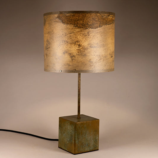 Lampe à poser Képler Halo avec piètement en laiton patiné vert de gris et abat-jour en feuille d'ardoise Tan