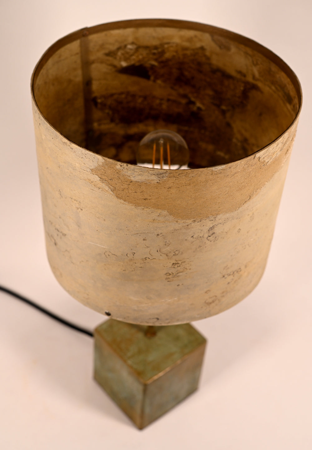 Vue rapprochée de l'abat-jour en feuille d'ardoise Tan aux tons beige, gris clair et brun