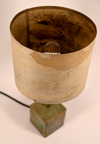 Vue rapprochée de l'abat-jour en feuille d'ardoise Tan aux tons beige, gris clair et brun