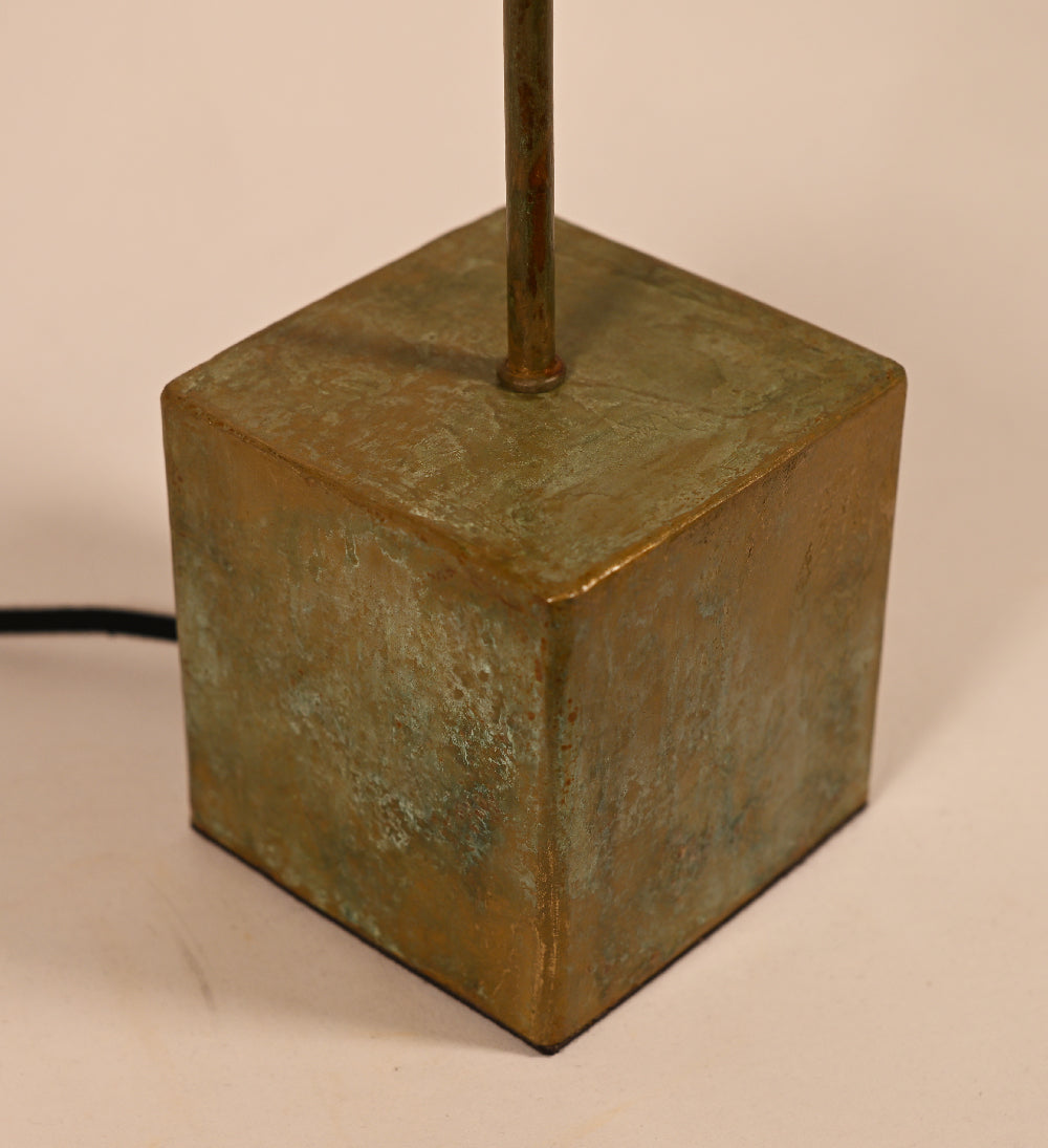 Détail du piètement cubique en laiton patiné vert de gris, fabrication artisanale Atelier Maus
