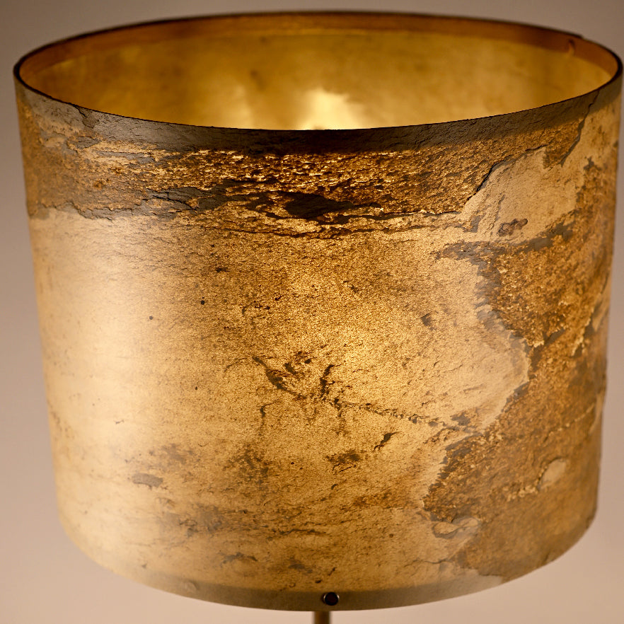 Vue de l'abat-jour de la lampe à poser Képler Halo 54 cm en ardoise Tan