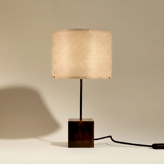 Lampe à poser Képler Halo avec piètement en acier cuivré et abat-jour en feuille de mica vert argenté, hauteur 52 cm