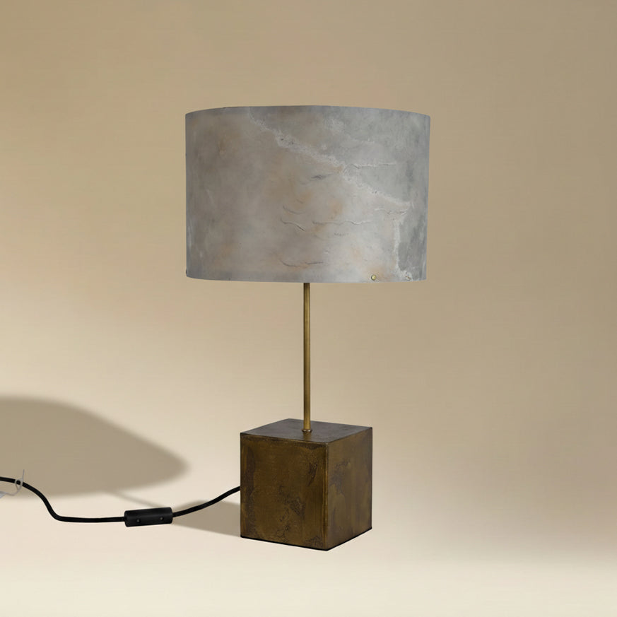 Lampe à poser Képler Aura avec piètement en poudre de laiton et bronze, abat-jour en feuille d'ardoise blanche