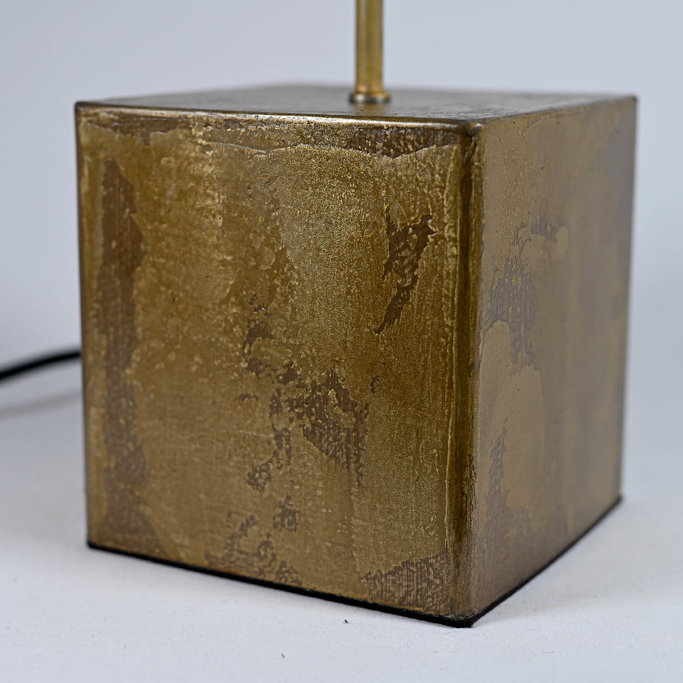 Détail du pied de la lampe Képler Aura - finition artisanale bronze laiton et feuille d'ardoise Blanco