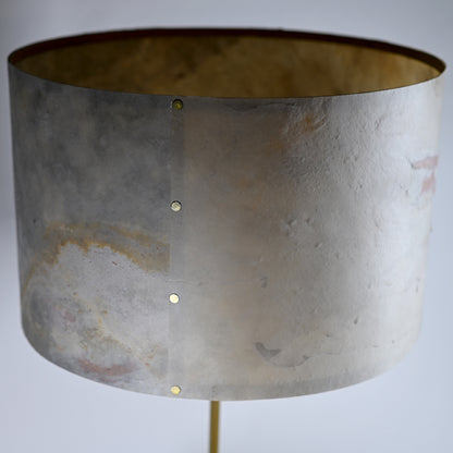 Vue rapprochéede l'abat-jour de la  lampe Képler Aura - détail patine bronze laiton et ardoise blanche