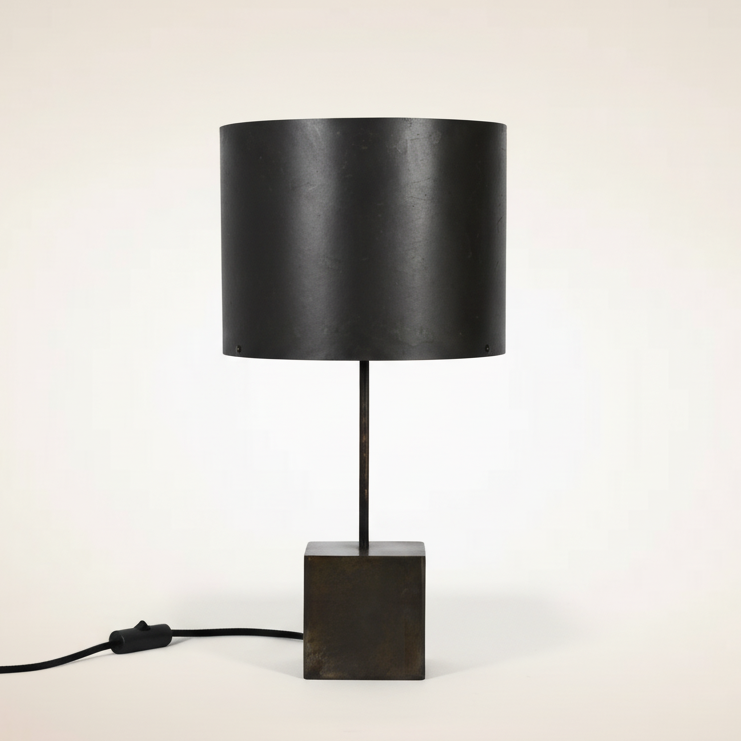 Lampe à poser Képler Halo avec piètement en acier patiné noir brun et abat-jour en feuille d'ardoise, hauteur 53 cm