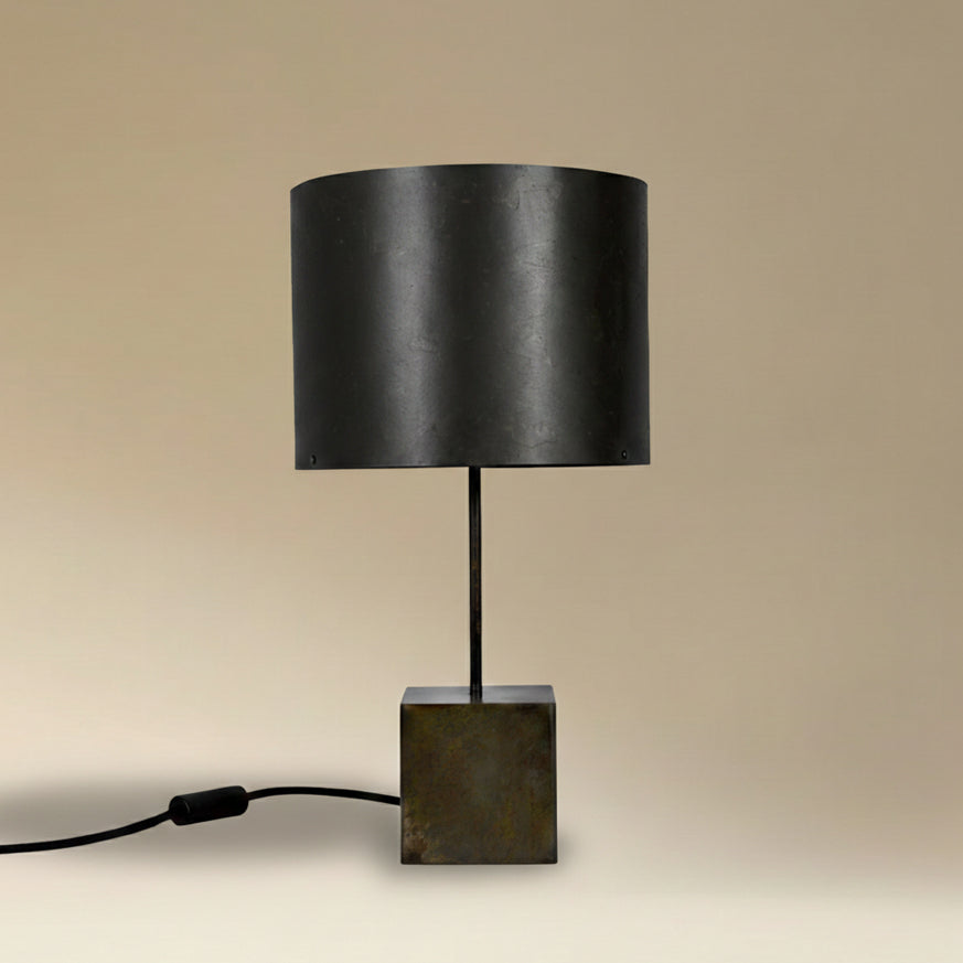 Lampe à poser Képler Halo avec piètement en acier patiné noir brun et abat-jour en feuille d'ardoise, hauteur 53 cm