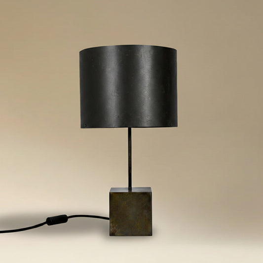 Lampe à poser Képler Halo avec piètement en acier patiné noir brun et abat-jour en feuille d'ardoise, hauteur 53 cm