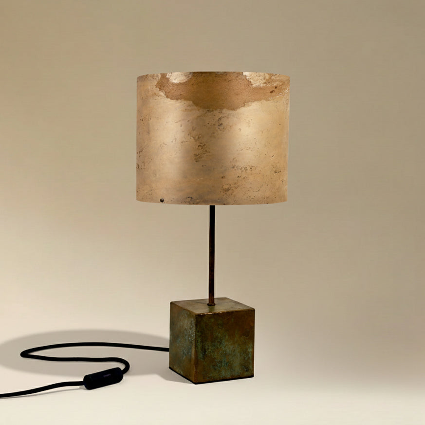 Lampe à poser Képler Halo avec piètement en laiton patiné vert de gris et abat-jour en feuille d'ardoise Tan