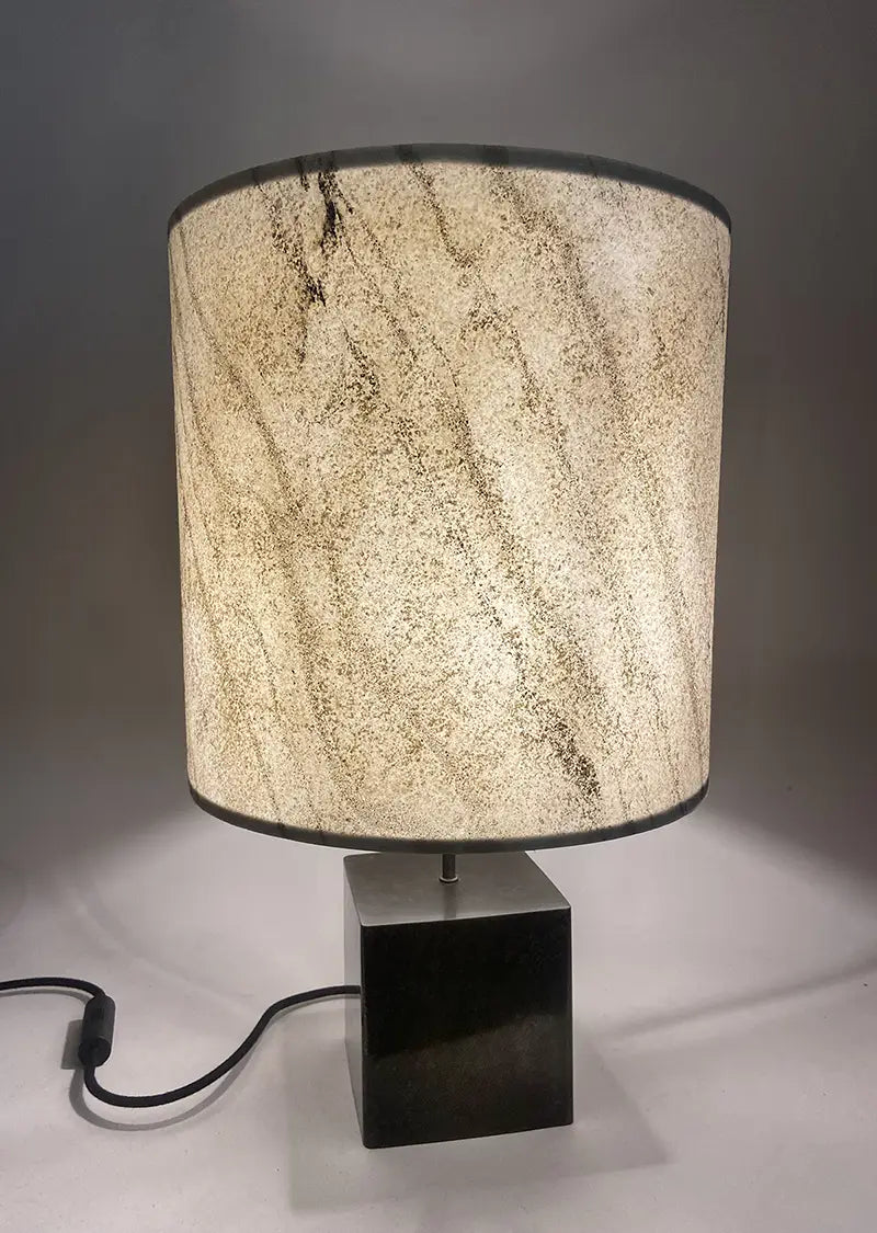 Lampe Cassini Nova en acier patiné brun noir , abat-jour en feuille de marbre statuaire. Pièce unique de Fabrication française Atelier Maus