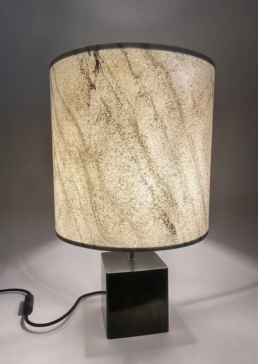 Lampe Cassini Nova en acier patiné brun noir , abat-jour en feuille de marbre statuaire. Pièce unique de Fabrication française Atelier Maus