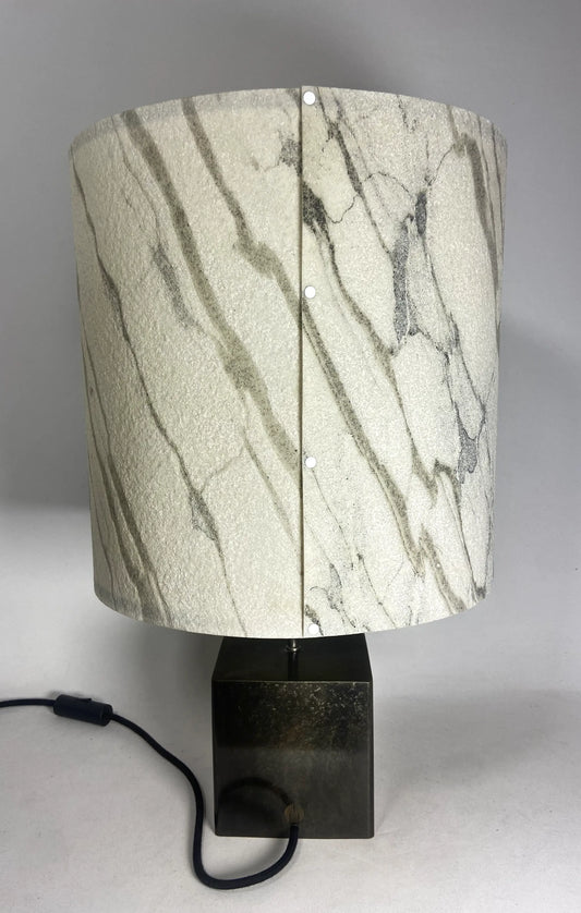 Vue arrière de la Lampe Cassini Nova en acier patiné brun noir , abat-jour en feuille de  marbre statuaire assemblé par rivets blancs. Pièce unique de Fabrication française Atelier Maus