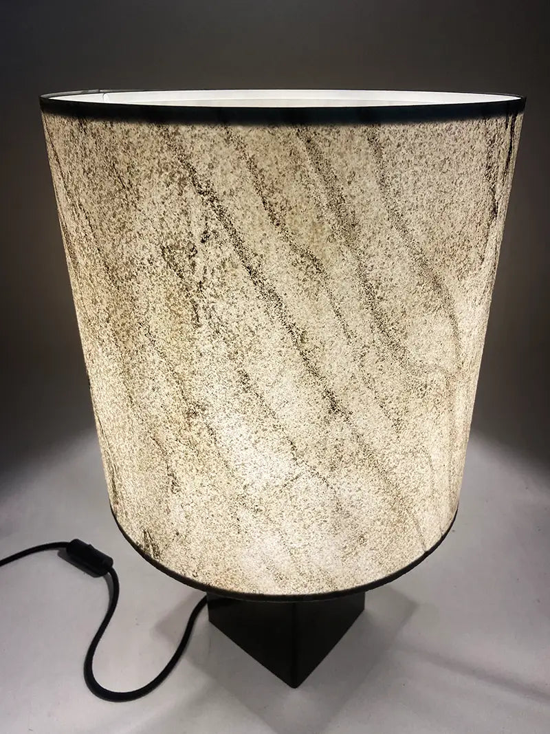  Lampe Cassini Nova en acier patiné brun noir , abat-jour en feuille de  marbre statuaire allumée . Pièce unique de Fabrication française Atelier Maus