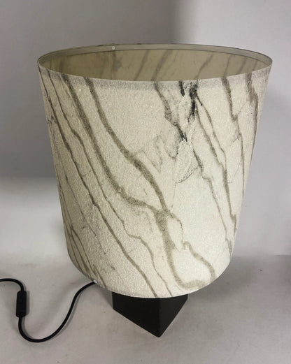 Vue plongée de la Lampe Cassini Nova en acier et feuille de  marbre statuaire. Pièce unique de Fabrication française Atelier Maus